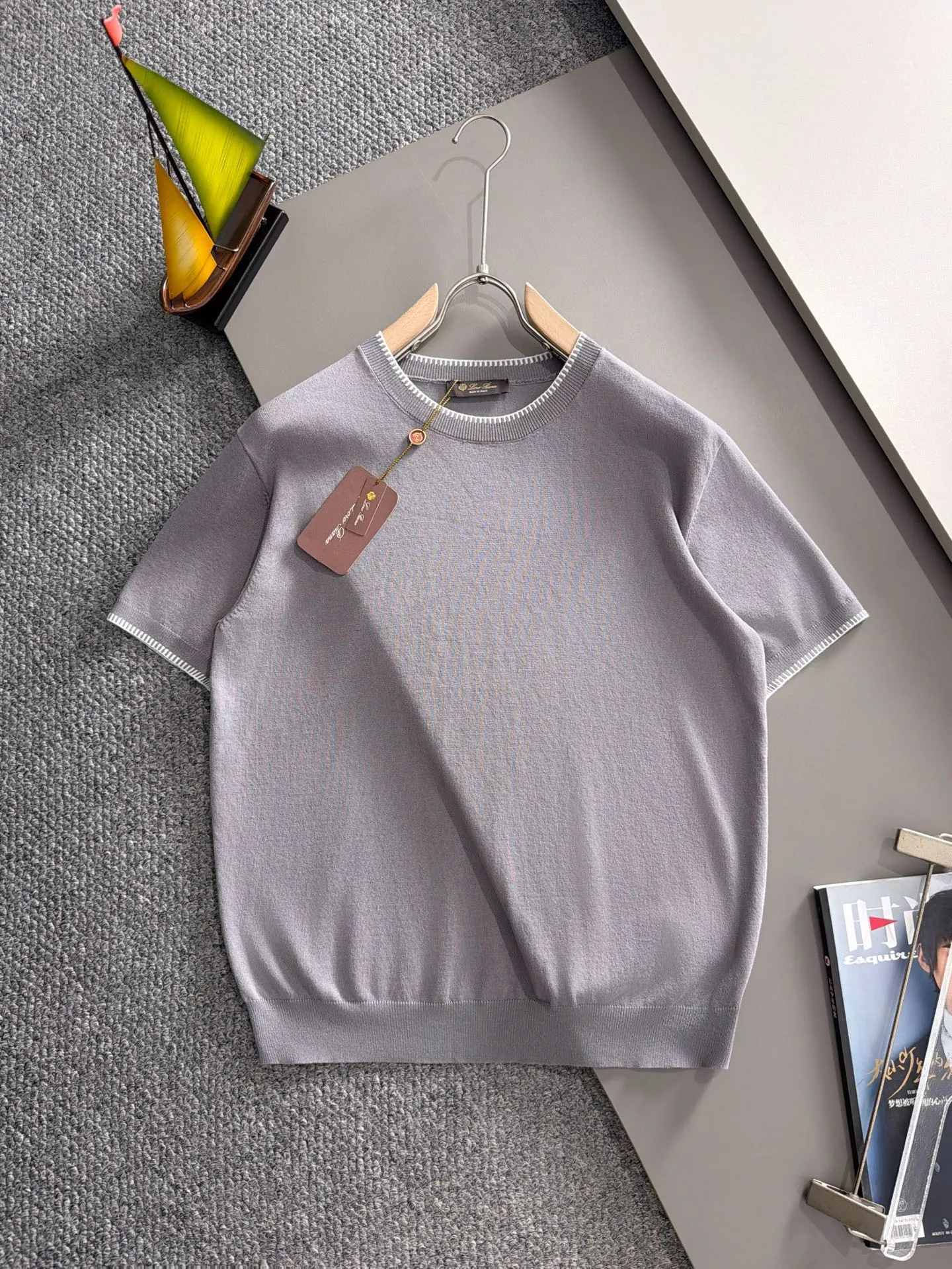 LP high quality Loro Piana 26ss New Arrival men's short-sleeved knitted T-shirt. Made of combed cotton yarn knitted cotton fabric, no pressure when entering and exiting the counter. Exclusive control of raw materials. It feels substantial when weighed, and the upper body is more textured than ordinary T-shirts. This texture can handle the weather easily and is suitable for both hot and cold! Loose fit design, looks noble. The only correct version is available Size: M to 4XL